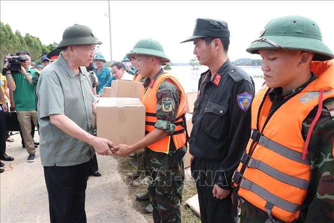 Tổng Bí thư, Chủ tịch nước Tô Lâm kiểm tra công tác phòng, chống lụt bão và thăm hỏi nhân dân vùng lụt, bão tại Tuyên Quang- Ảnh 5.