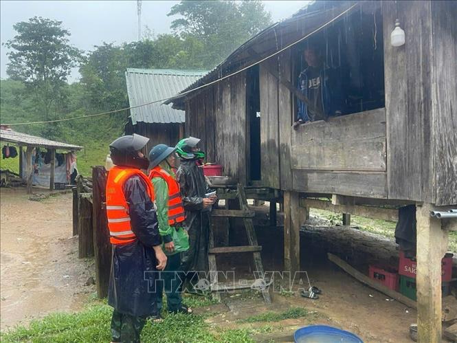 Di dời người dân đến nơi an toàn, giảm thiểu thiệt hại do áp thấp nhiệt đới và mưa lớn- Ảnh 2.