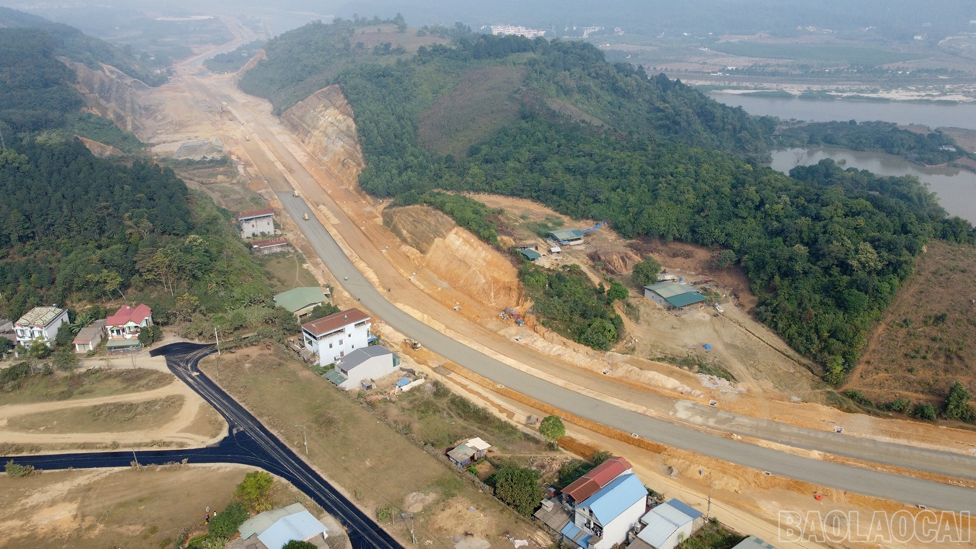 Lào Cai: Ngày đầu năm mới trên công trường thi công đường Kim Thành - Ngòi Phát- Ảnh 1.