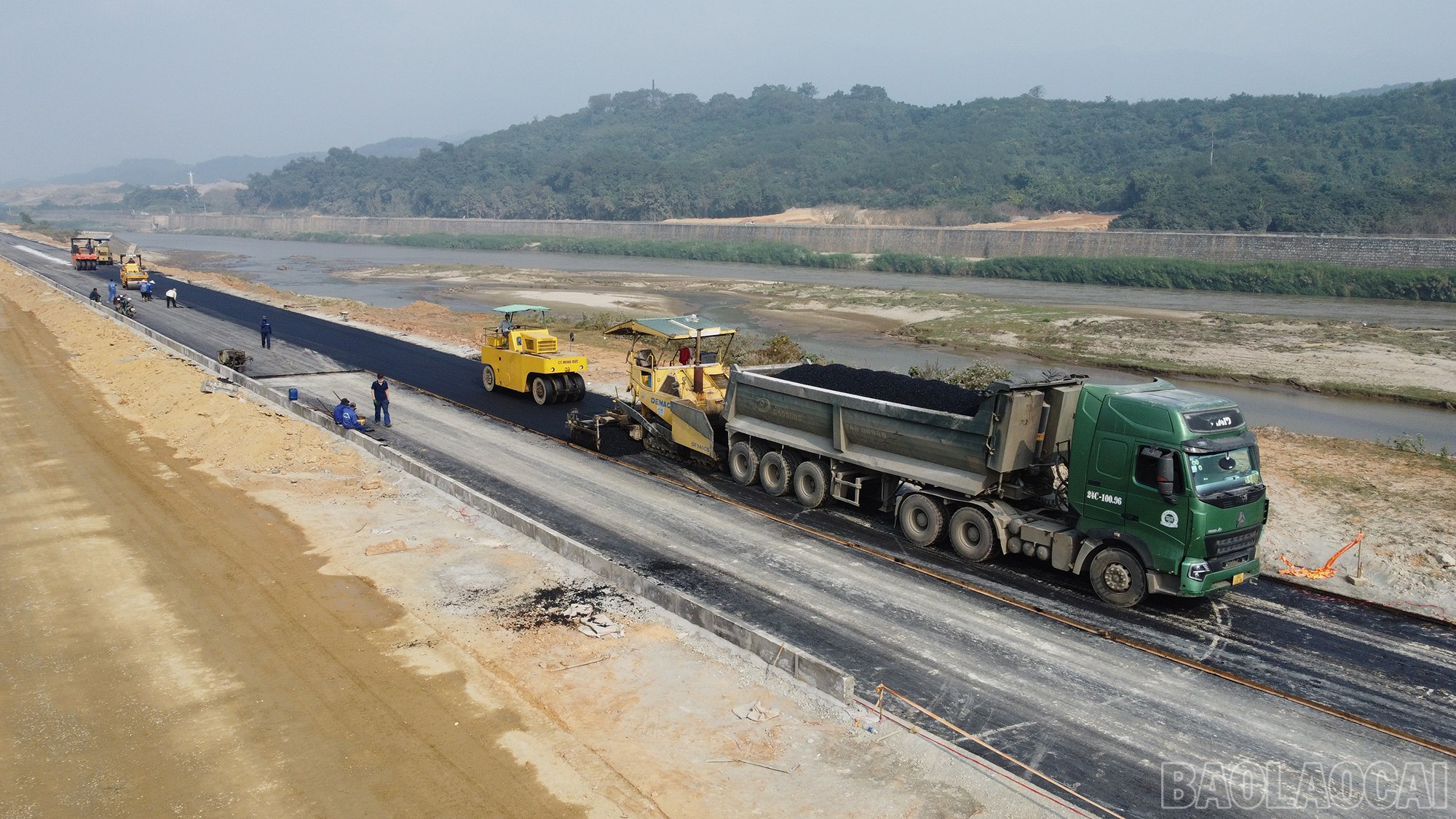 Lào Cai: Ngày đầu năm mới trên công trường thi công đường Kim Thành - Ngòi Phát- Ảnh 8.