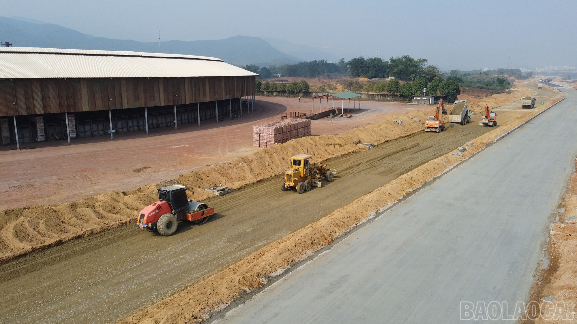 Lào Cai: Ngày đầu năm mới trên công trường thi công đường Kim Thành - Ngòi Phát- Ảnh 2.