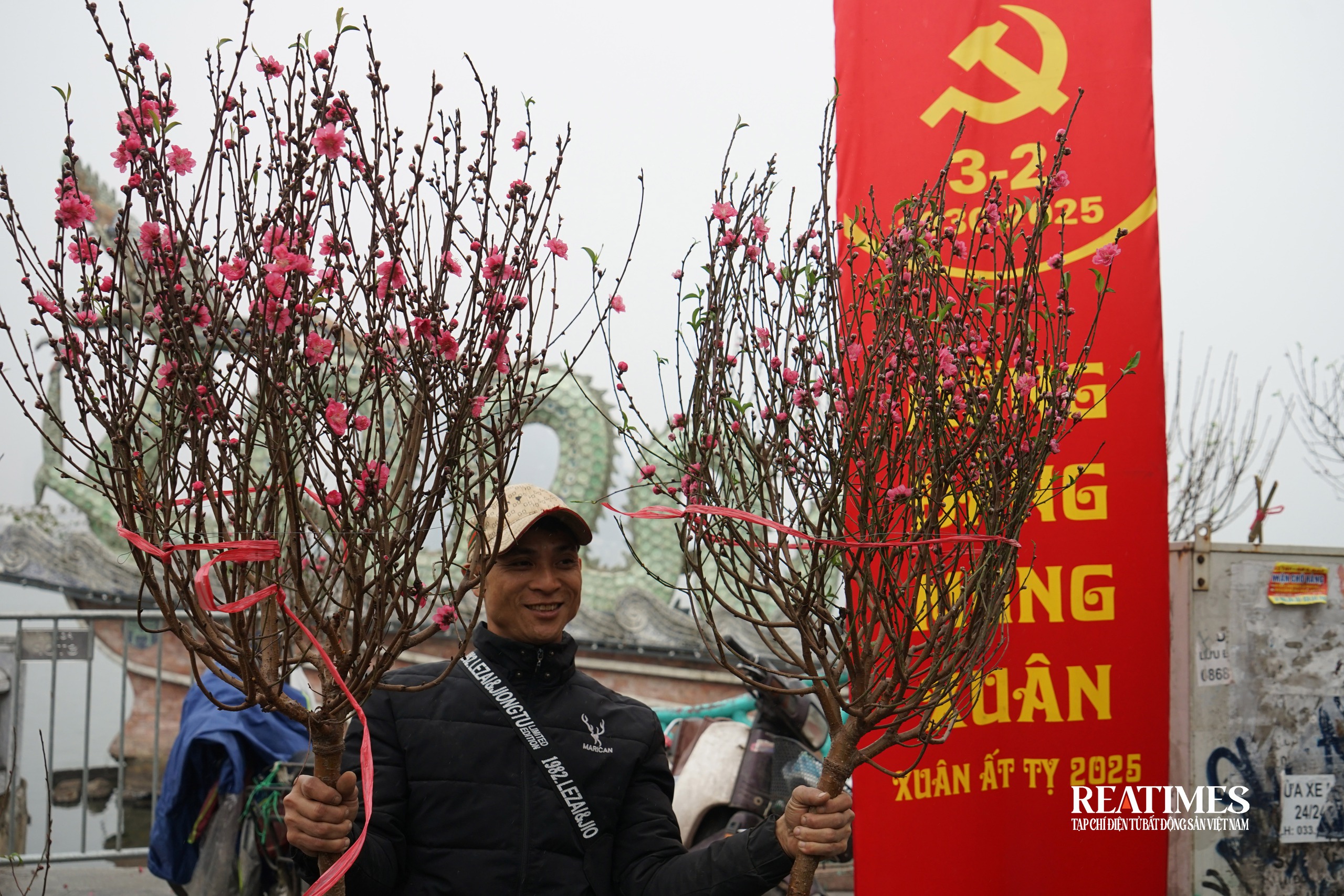 Giá tăng cao, đào Nhật Tân và quất Quảng Bá vẫn đắt khách tới mua- Ảnh 10.