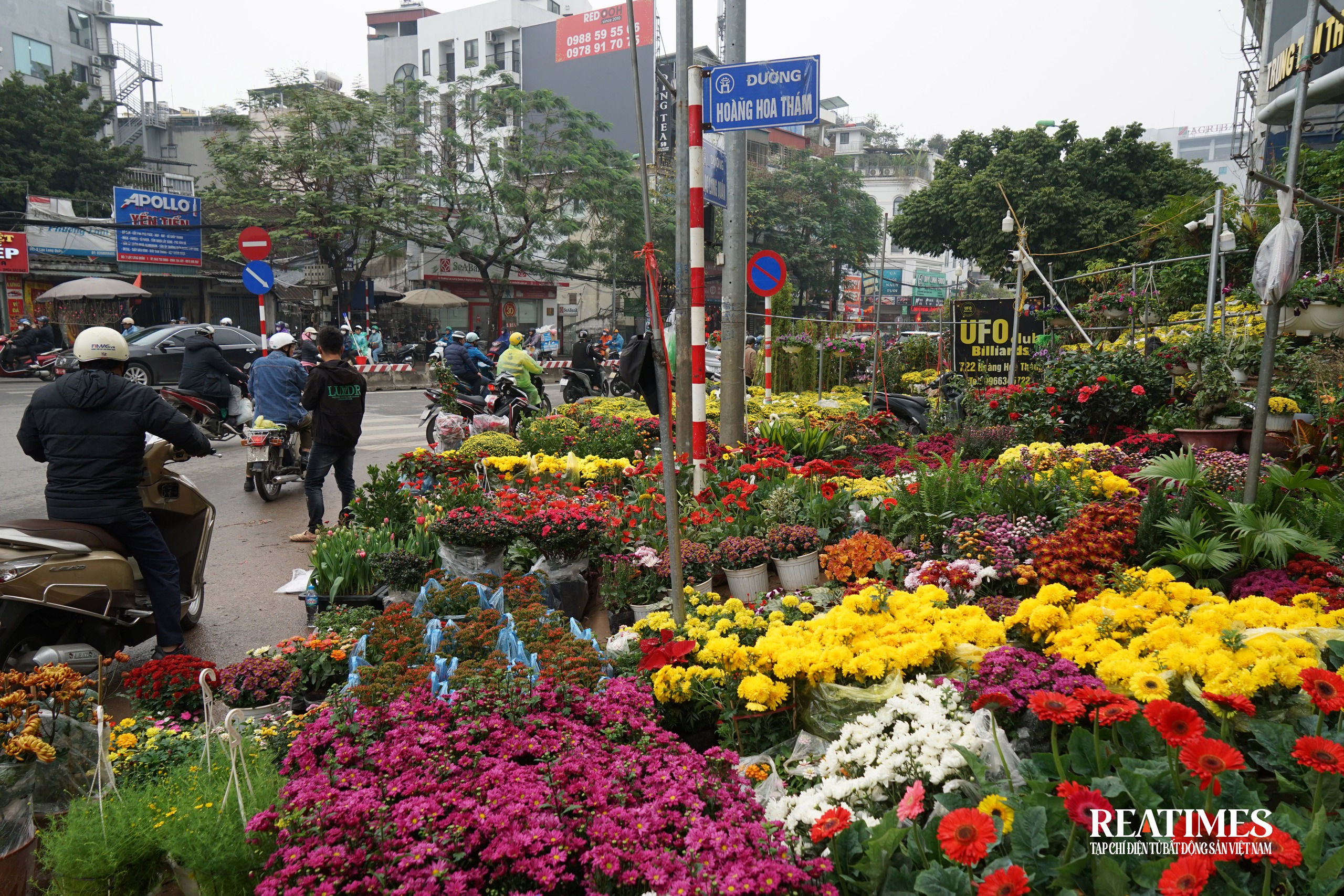 Chợ Bưởi những phiên cuối cùng của năm mang đậm nét văn hóa người Hà Nội- Ảnh 1.