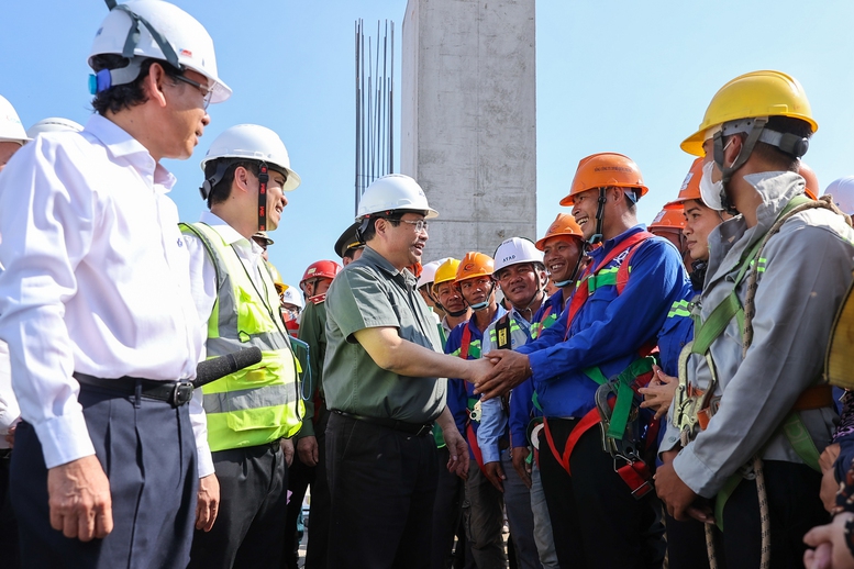 Thủ tướng Chính phủ Phạm Minh Chính đi kiểm tra, động viên người lao động làm việc xuyên Tết tại công trình trọng điểm dự án nhà Ga hành khách T3 Tân Sơn Nhất. (Ảnh: VGP/Nhật Bắc)