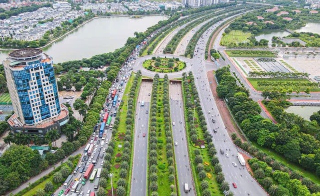 Hôm nay, đường gom của đại lộ dài và đẹp nhất Việt Nam chỉ được lưu thông 1 chiều- Ảnh 1.