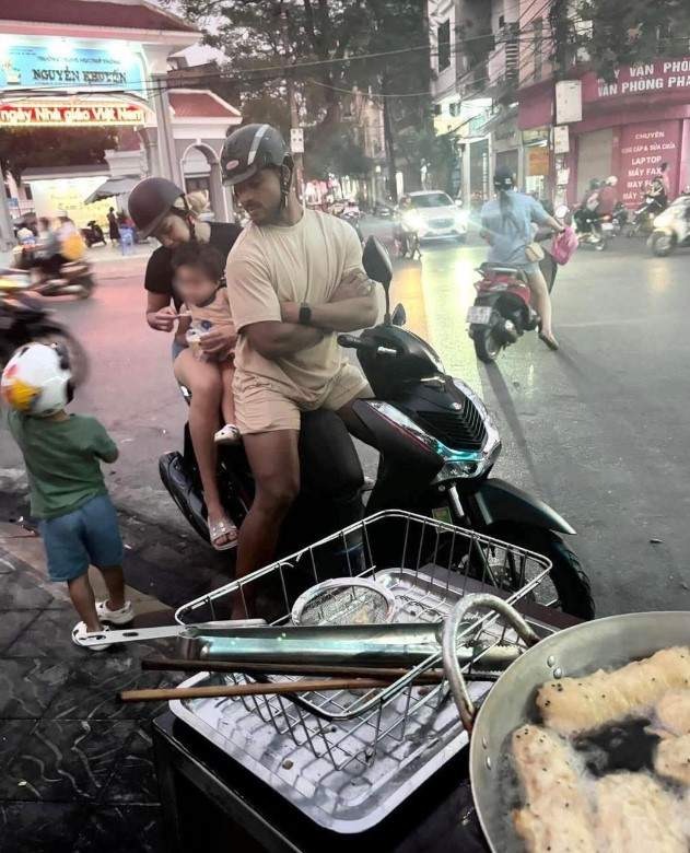 Căn nhà hiện đại hơn 7 tỷ của Nguyễn Xuân Son giữa lòng 'thành Nam': Kiến trúc ấn tượng, bể cá Koi chill ngay góc sân nhà- Ảnh 1.