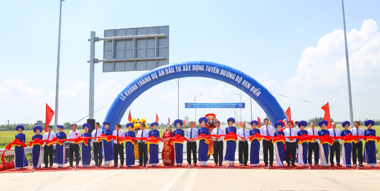 Chính thức thông xe cầu vượt sông nghìn tỷ nối 2 tỉnh miền Bắc, kết thúc hơn 200 năm di chuyển bằng đò của người dân bên sông Hồng- Ảnh 1.