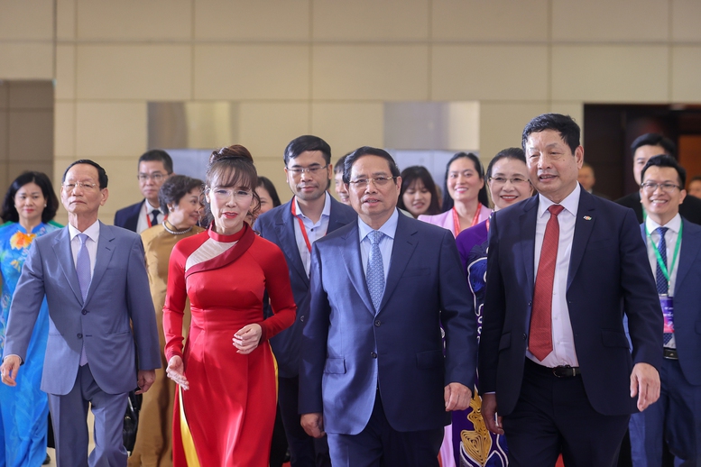 Thủ tướng: Doanh nghiệp, doanh nhân tư nhân "3 tiên phong" để 'công-tư đồng kiến quốc'- Ảnh 1. Thủ tướng: Doanh nghiệp, doanh nhân tư nhân "3 tiên phong" để 'công-tư đồng kiến quốc'- Ảnh 1.