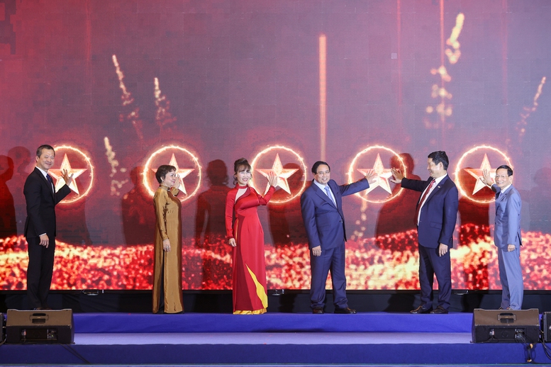 Thủ tướng: Doanh nghiệp, doanh nhân tư nhân "3 tiên phong" để 'công-tư đồng kiến quốc'- Ảnh 4. Thủ tướng: Doanh nghiệp, doanh nhân tư nhân "3 tiên phong" để 'công-tư đồng kiến quốc'- Ảnh 4.
