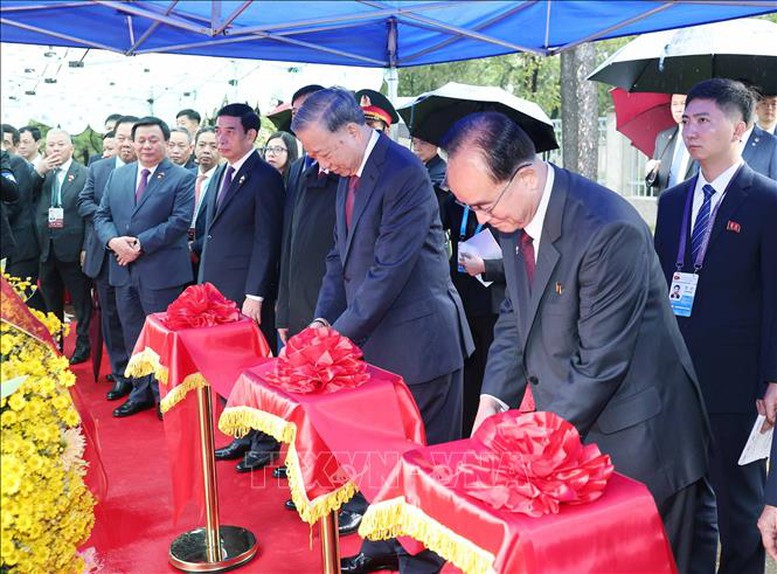 Tổng Bí thư Tô Lâm dự Lễ khánh thành tượng Chủ tịch Hồ Chí Minh tại Triều Tiên- Ảnh 1. Tổng Bí thư Tô Lâm dự Lễ khánh thành tượng Chủ tịch Hồ Chí Minh tại Triều Tiên- Ảnh 1.