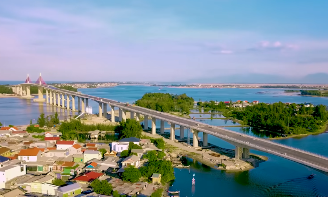 Cầu vượt biển dài nhất miền Trung, kết thúc hơn 100 năm di chuyển bằng dò của người dân đôi bờ- Ảnh 1. Cầu vượt biển dài nhất miền Trung, kết thúc hơn 100 năm di chuyển bằng dò của người dân đôi bờ- Ảnh 1.