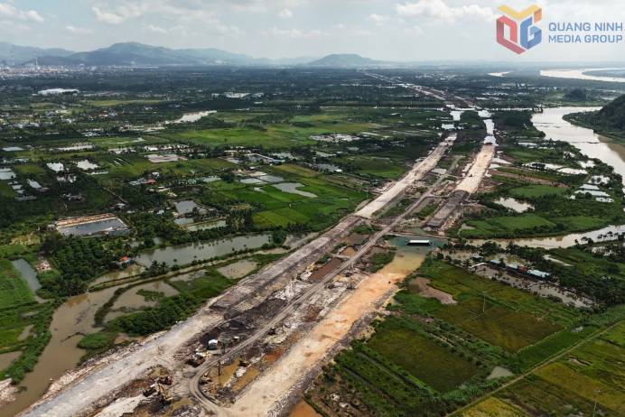 Dự án đường ven sông 6.400 tỷ nối Đông Triều (Quảng Ninh) với cao tốc đắt nhất Việt Nam gặp nhiều khó khăn- Ảnh 2. Dự án đường ven sông 6.400 tỷ nối Đông Triều (Quảng Ninh) với cao tốc đắt nhất Việt Nam gặp nhiều khó khăn- Ảnh 2.