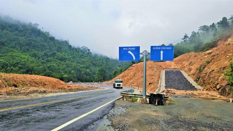 Cung đèo hiểm trở dài bậc nhất Việt Nam, rút ngắn 1/3 quãng đường Nha Trang - Đà Lạt sắp hoàn thành khắc phục sạt lở- Ảnh 2. Cung đèo hiểm trở dài bậc nhất Việt Nam, rút ngắn 1/3 quãng đường Nha Trang - Đà Lạt sắp hoàn thành khắc phục sạt lở- Ảnh 2.