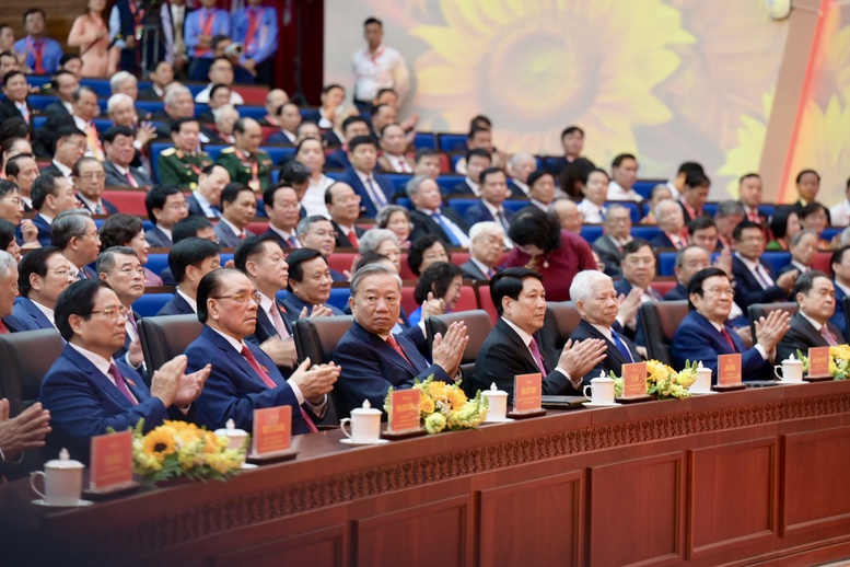 Hình ảnh tại Đại hội đại biểu Đảng bộ TP. HCM lần thứ I. Nguồn ảnh: Báo Chính phủ Hình ảnh tại Đại hội đại biểu Đảng bộ TP. HCM lần thứ I. Nguồn ảnh: Báo Chính phủ
