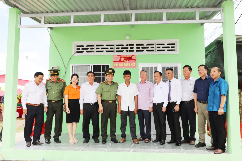 Hai tác phẩm của họa sĩ Ngô Bá Hoàng được đấu giá hơn 1,5 tỷ đồng để ủng hộ đồng bào vùng lũ- Ảnh 5. Lãnh đạo Bộ Công an, lãnh đạo tỉnh Bạc Liêu và đại diện Tập đoàn T&T Group, Ngân hàng SHB dự khánh thành nhà của hộ dân được hỗ trợ