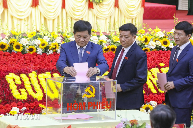 Ông Trần Tiến Dũng được bầu giữ chức Bí thư Tỉnh ủy Điện Biên nhiệm kỳ 2025 - 2030- Ảnh 2. Ông Trần Tiến Dũng được bầu giữ chức Bí thư Tỉnh ủy Điện Biên nhiệm kỳ 2025 - 2030- Ảnh 2.