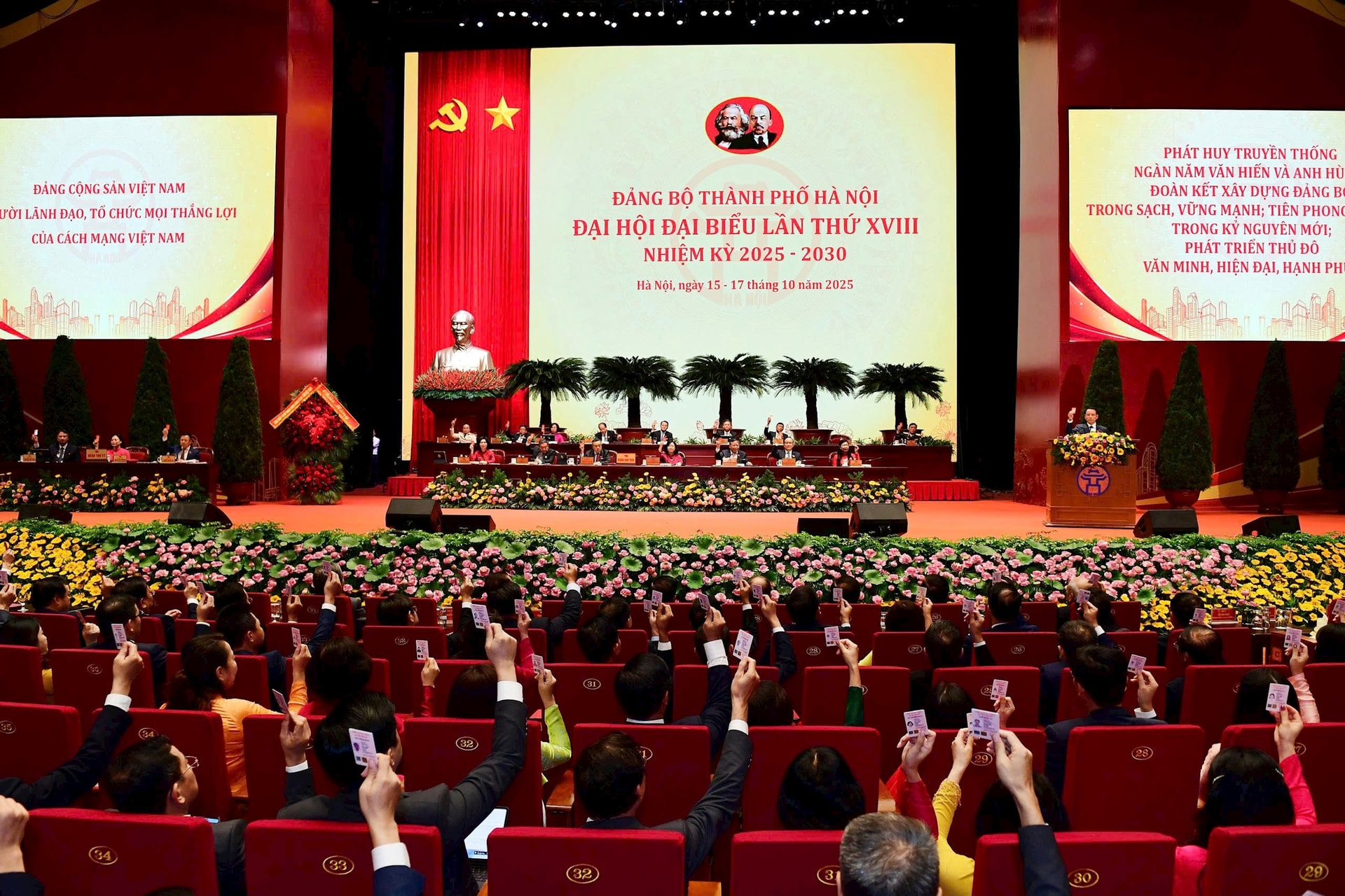 Đại hội đại biểu Đảng bộ thành phố Hà Nội khóa XVIII thành công tốt đẹp- Ảnh 8. Đại hội đại biểu Đảng bộ thành phố Hà Nội khóa XVIII thành công tốt đẹp- Ảnh 8.