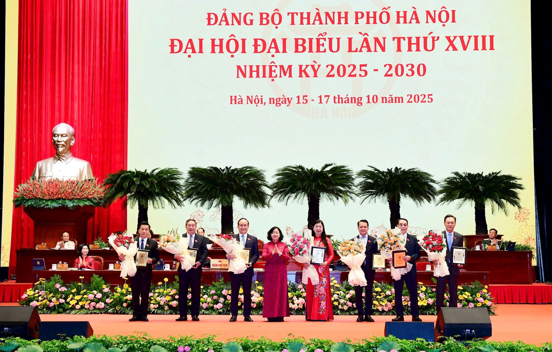 Đại hội đại biểu Đảng bộ thành phố Hà Nội khóa XVIII thành công tốt đẹp- Ảnh 6. Đại hội đại biểu Đảng bộ thành phố Hà Nội khóa XVIII thành công tốt đẹp- Ảnh 6.