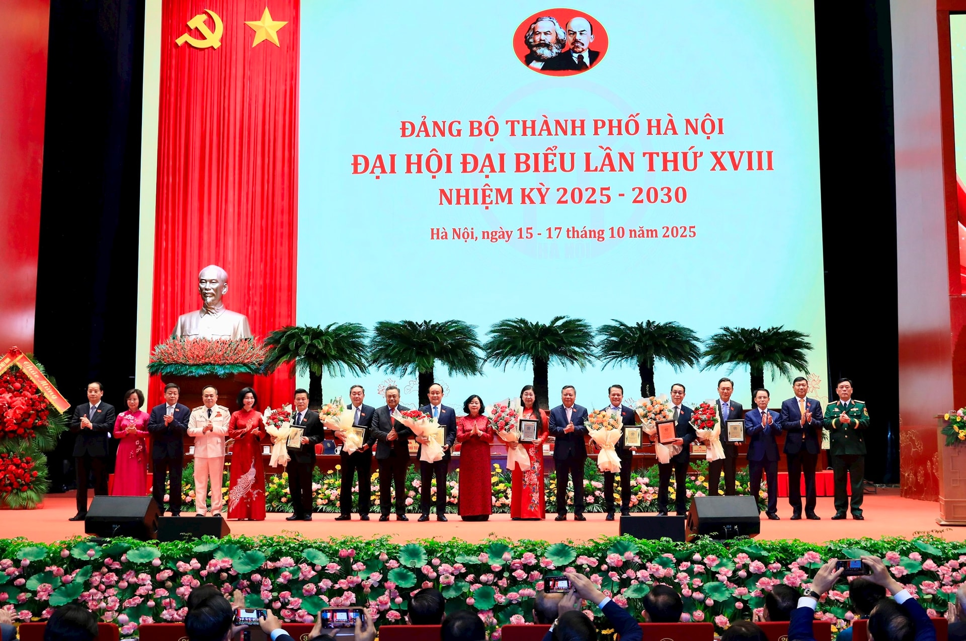 Đại hội đại biểu Đảng bộ thành phố Hà Nội khóa XVIII thành công tốt đẹp- Ảnh 7. Đại hội đại biểu Đảng bộ thành phố Hà Nội khóa XVIII thành công tốt đẹp- Ảnh 7.