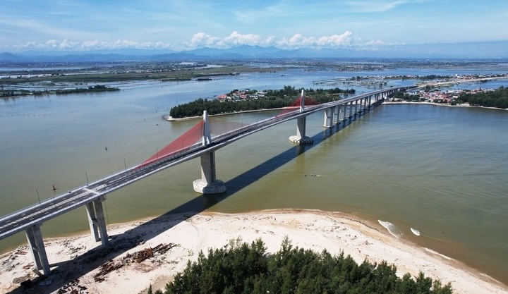 Cầu vượt biển dài nhất miền Trung gặp khó, nguy cơ trễ hẹn thông xe- Ảnh 1. Cầu vượt biển dài nhất miền Trung gặp khó, nguy cơ trễ hẹn thông xe- Ảnh 1.