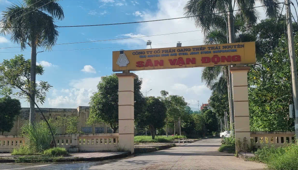 Cảnh hoang tàn của sân vận động 30.000 chỗ ngồi từng là biểu tượng tự hào của ngành Gang thép- Ảnh 1. Cảnh hoang tàn của sân vận động 30.000 chỗ ngồi từng là biểu tượng tự hào của ngành Gang thép- Ảnh 1.