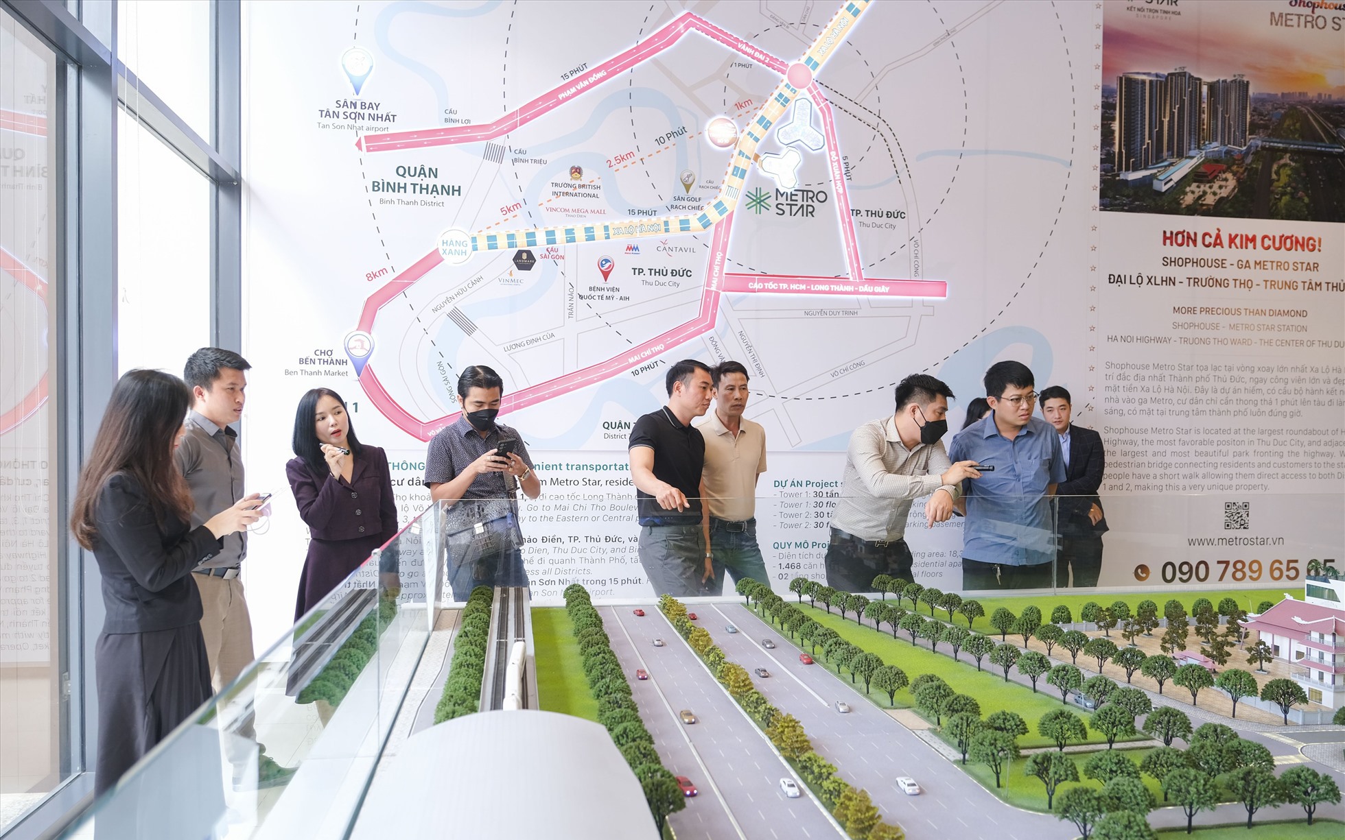 Bài 1 - Đường đua bất động sản cuối năm 2025: Chủ đầu tư bung hàng, sàn môi giới bung sức- Ảnh 2. Hàng loạt dự án bất động sản