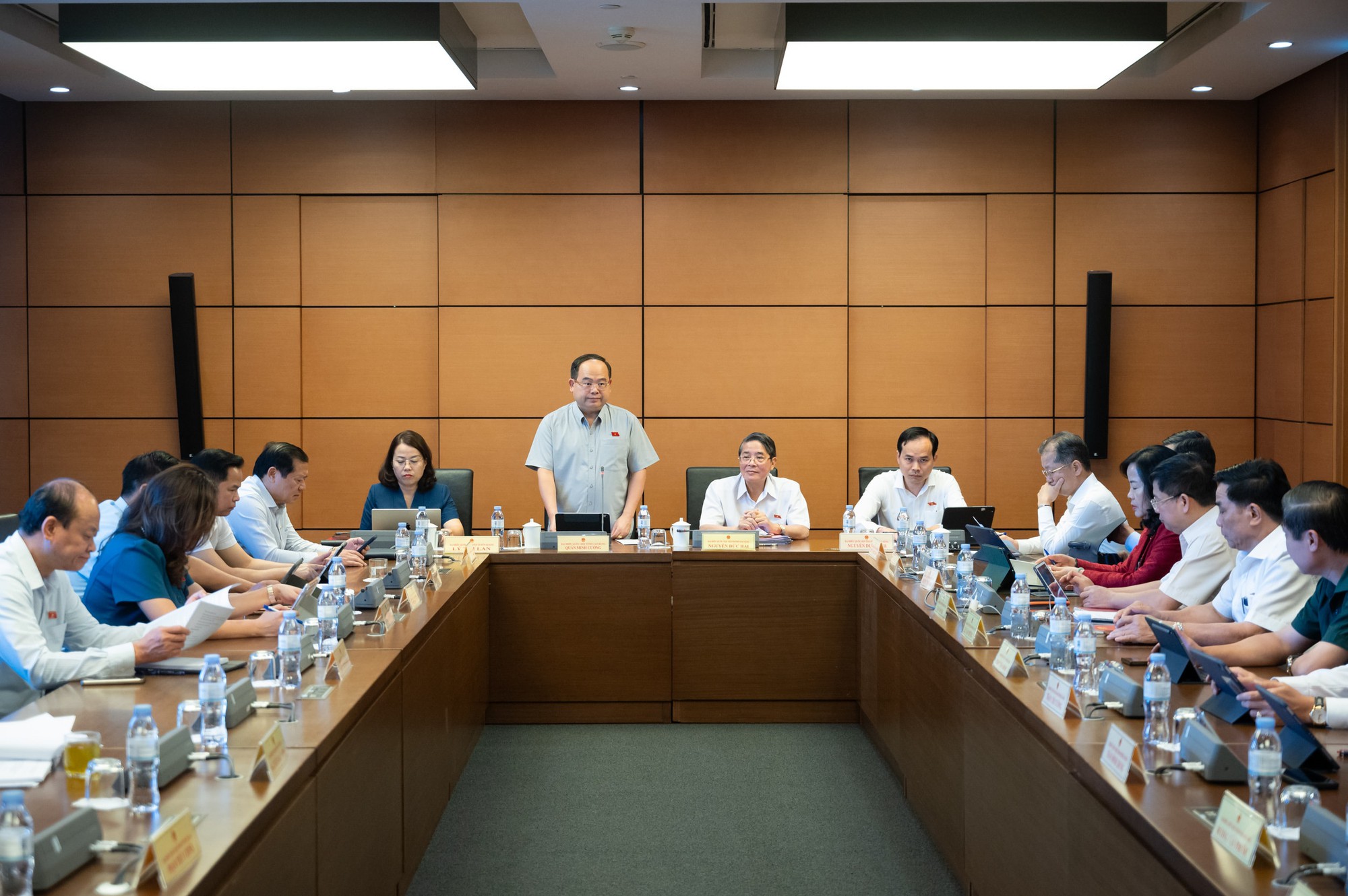 Phó Chủ tịch Quốc hội Nguyễn Đức Hải: Cần kết hợp đầu tư công và đầu tư tư nhân để thúc đẩy động lực tăng trưởng- Ảnh 6. Phó Chủ tịch Quốc hội Nguyễn Đức Hải: Cần kết hợp đầu tư công và đầu tư tư nhân để thúc đẩy động lực tăng trưởng- Ảnh 6.
