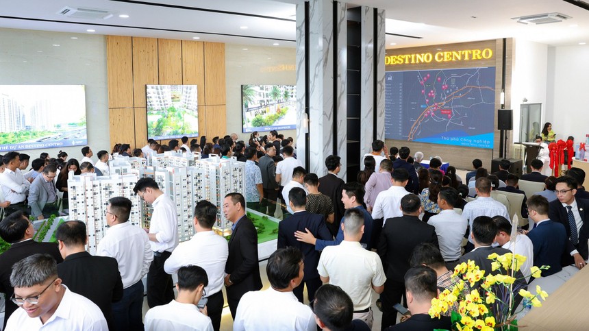 Bài 1 - Đường đua bất động sản cuối năm 2025: Chủ đầu tư bung hàng, sàn môi giới bung sức- Ảnh 3. Bài 1 - Đường đua bất động sản cuối năm 2025: Chủ đầu tư bung hàng, sàn môi giới bung sức- Ảnh 3.