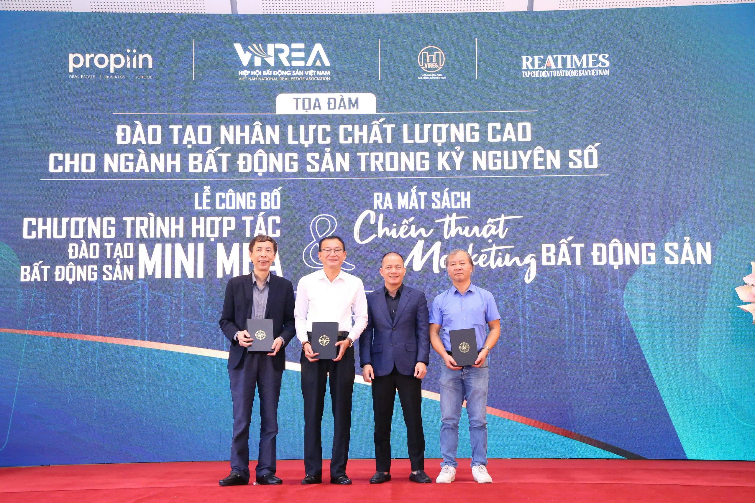 Trao tặng sách Chiến Thuật Marketing Bất động sản cho lãnh đạo Hội Môi giới Bất động sản Việt Nam- Ảnh 6. Trao tặng sách Chiến Thuật Marketing Bất động sản cho lãnh đạo Hội Môi giới Bất động sản Việt Nam- Ảnh 6.