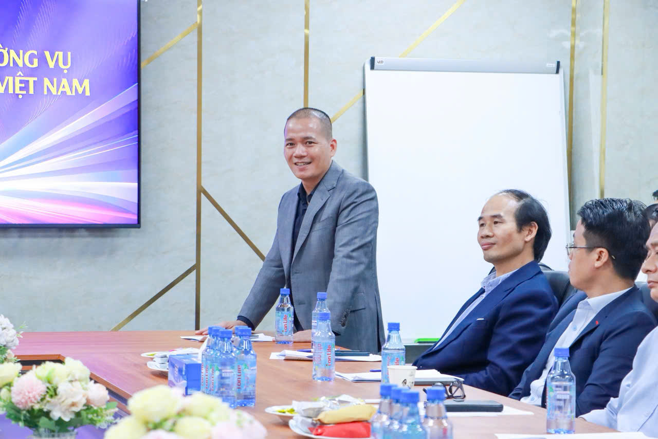 Trao tặng sách Chiến Thuật Marketing Bất động sản cho lãnh đạo Hội Môi giới Bất động sản Việt Nam- Ảnh 2. Trao tặng sách Chiến Thuật Marketing Bất động sản cho lãnh đạo Hội Môi giới Bất động sản Việt Nam- Ảnh 2.