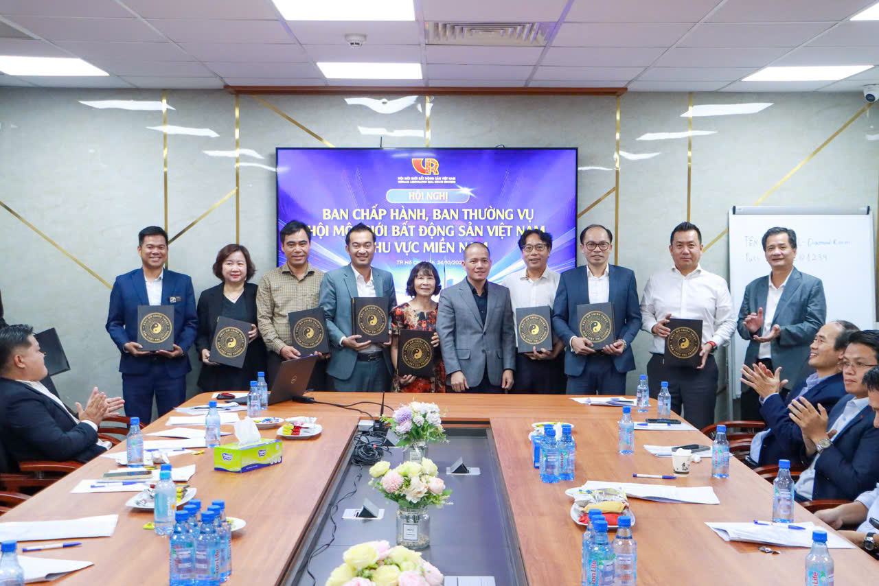 Trao tặng sách Chiến Thuật Marketing Bất động sản cho lãnh đạo Hội Môi giới Bất động sản Việt Nam- Ảnh 1. Trao tặng sách Chiến Thuật Marketing Bất động sản cho lãnh đạo Hội Môi giới Bất động sản Việt Nam- Ảnh 1.