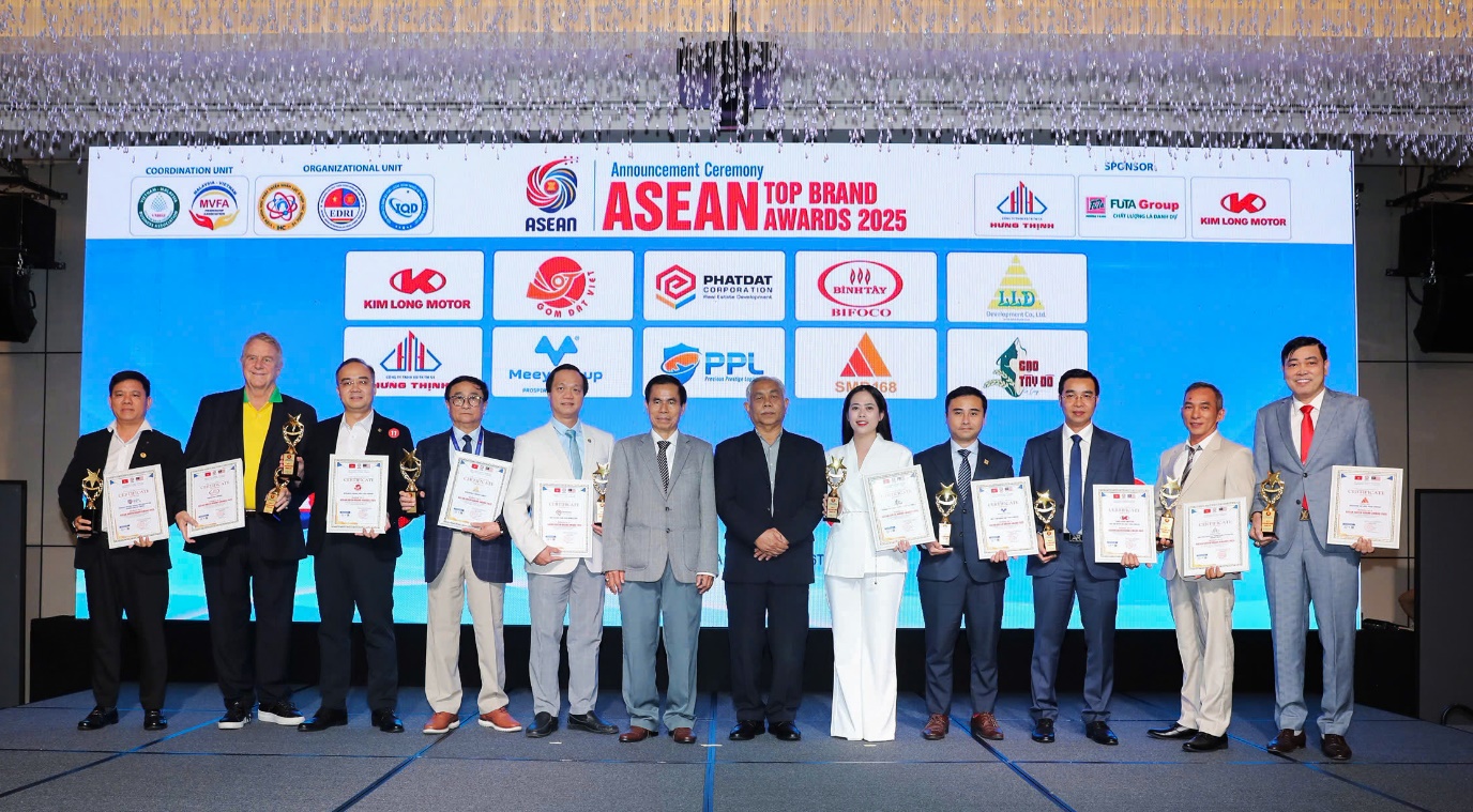Phát Đạt được trao tặng danh hiệu “Thương hiệu Tăng trưởng xanh ASEAN 2025” tại Malaysia- Ảnh 1. A group of people holding awards  AI-generated content may be incorrect.
