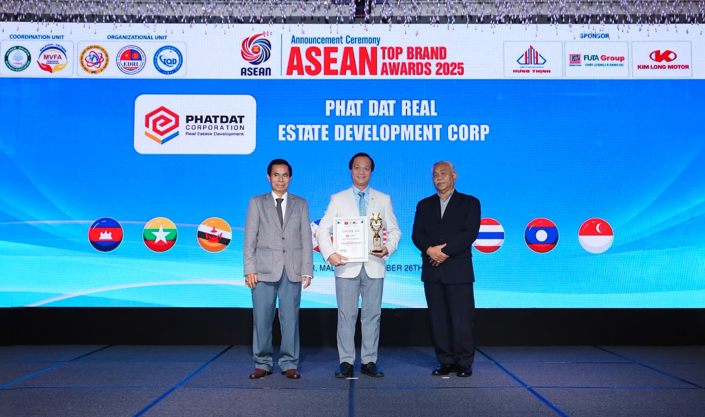 Phát Đạt được trao tặng danh hiệu “Thương hiệu Tăng trưởng xanh ASEAN 2025” tại Malaysia- Ảnh 2. A group of men standing on a stage  AI-generated content may be incorrect.