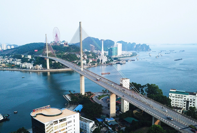 Tựa cây đàn khổng lồ, cầu vượt sông kết thúc sứ mệnh lịch sử của bến phà hơn 50 năm, sử dụng kỹ thuật tiên tiến lần đầu tiên xuất hiện tại Việt Nam- Ảnh 1.