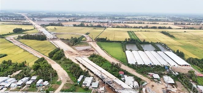 2 tháng nữa, chính thức thông xe toàn tuyến 6 cao tốc huyết mạch Bắc - Nam
- Ảnh 2.