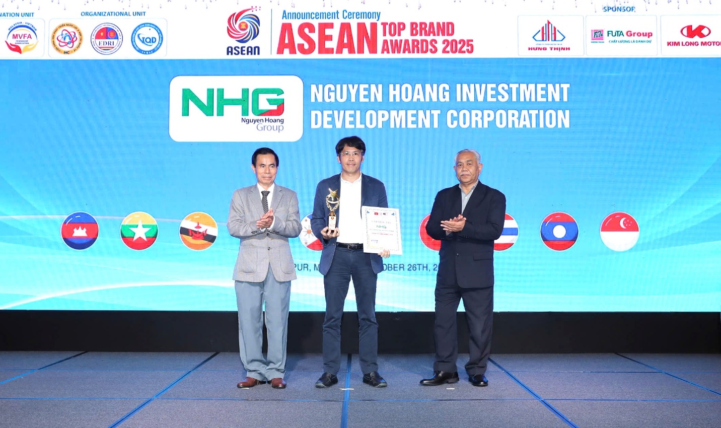 Asean Business Awards 2025 vinh danh Tập đoàn Nguyễn Hoàng trong Top 10 Thương hiệu uy tín hàng đầu khu vực- Ảnh 2. A group of men standing on a stage  AI-generated content may be incorrect.
