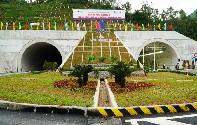 Hầm đường bộ dài thứ 3 Việt Nam, rút ngắn thời gian qua con đèo hiểm trở chỉ còn 6 phút sắp được mở rộng lên gấp đôi- Ảnh 1. Hầm đường bộ dài thứ 3 Việt Nam, rút ngắn thời gian qua con đèo hiểm trở chỉ còn 6 phút sắp được mở rộng lên gấp đôi- Ảnh 1.