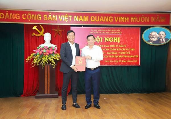 Hình ảnh tại buổi trao quyết định. Nguồn ảnh: Báo Hưng Yên Hình ảnh tại buổi trao quyết định. Nguồn ảnh: Báo Hưng Yên