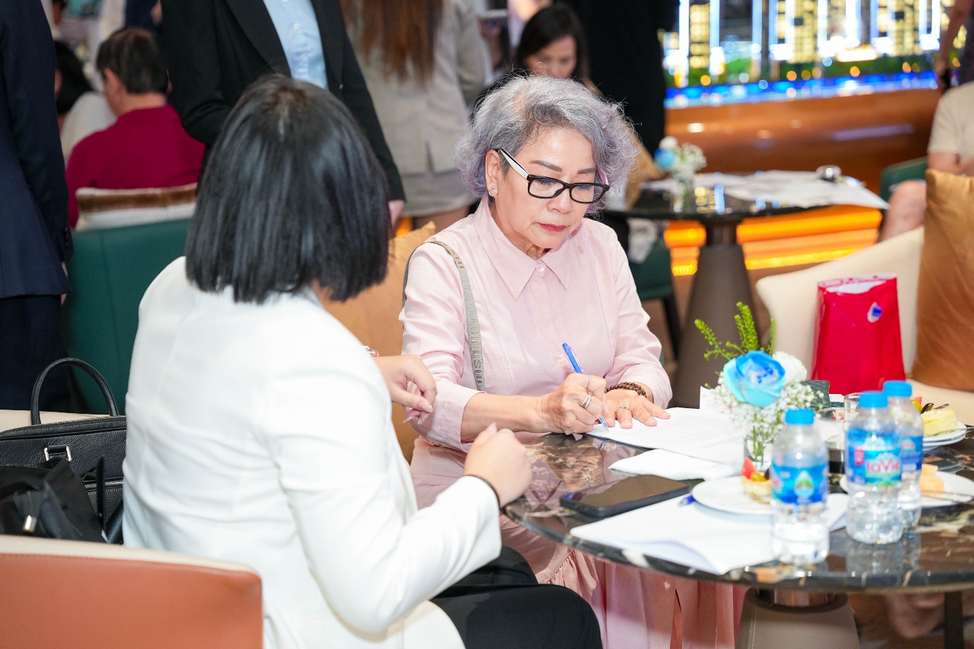 A person signing a document  Description automatically generated