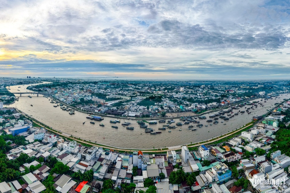 A river with boats on it  AI-generated content may be incorrect.