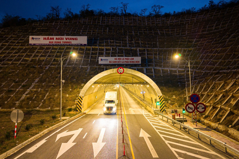 Đường hầm xuyên núi dài nhất cao tốc Bắc - Nam sắp được mở rộng lên gấp rưỡi- Ảnh 1. Đường hầm xuyên núi dài nhất cao tốc Bắc - Nam sắp được mở rộng lên gấp rưỡi- Ảnh 1.