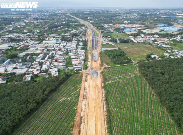 Tuyến cao tốc 18.000 tỷ kết nối 2 tỉnh thành giàu nhất cả nước nguy cơ lỡ hẹn thông xe- Ảnh 2. Tuyến cao tốc 18.000 tỷ kết nối 2 tỉnh thành giàu nhất cả nước nguy cơ lỡ hẹn thông xe- Ảnh 2.