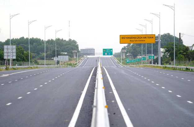 Tuyến cao tốc 18.000 tỷ kết nối 2 tỉnh thành giàu nhất cả nước nguy cơ lỡ hẹn thông xe- Ảnh 1. Tuyến cao tốc 18.000 tỷ kết nối 2 tỉnh thành giàu nhất cả nước nguy cơ lỡ hẹn thông xe- Ảnh 1.