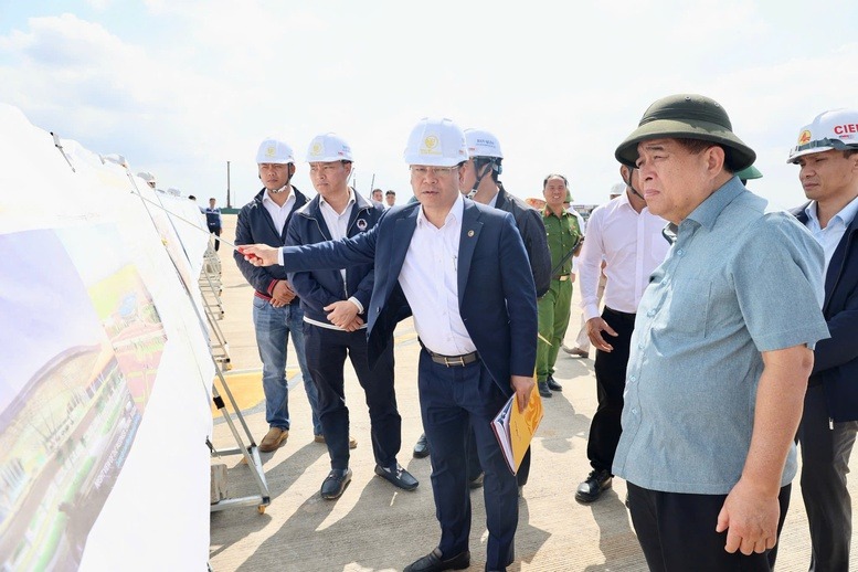 Phó Thủ tướng Nguyễn Chí Dũng kiểm tra dự án Cảng Hàng không Quảng Trị. Nguồn ảnh: Báo Chính phủ Phó Thủ tướng Nguyễn Chí Dũng kiểm tra dự án Cảng Hàng không Quảng Trị. Nguồn ảnh: Báo Chính phủ