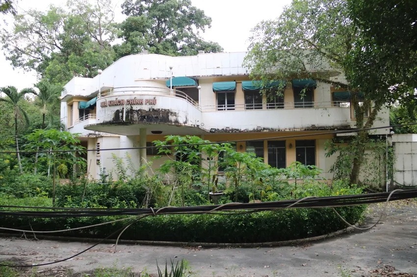 Chính thức tháo dỡ 3 biệt thự trên khu 'tam giác vàng' của đại phú giàu nhất Nam Bộ để làm công viên, đài tưởng niệm- Ảnh 3. Chính thức tháo dỡ 3 biệt thự trên khu 'tam giác vàng' của đại phú giàu nhất Nam Bộ để làm công viên, đài tưởng niệm- Ảnh 3.