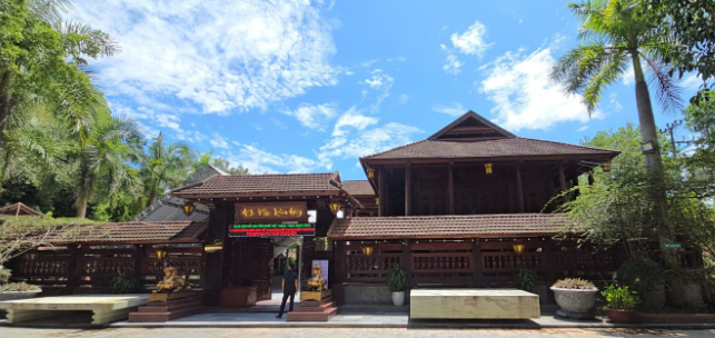 Huy động 500m3 gỗ lim 900 năm tuổi từ Lào cùng 20.000 công lao động, xây dựng công trình đạt kỷ lục Việt Nam- Ảnh 1.