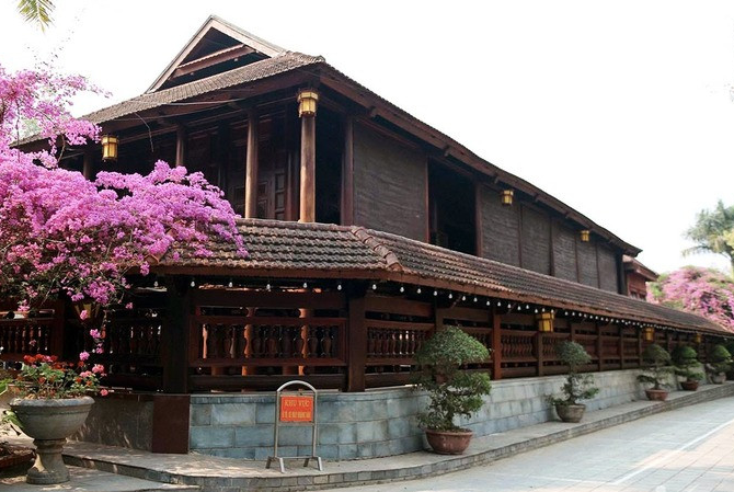 Huy động 500m3 gỗ lim 900 năm tuổi từ Lào cùng 20.000 công lao động, xây dựng công trình đạt kỷ lục Việt Nam- Ảnh 2.