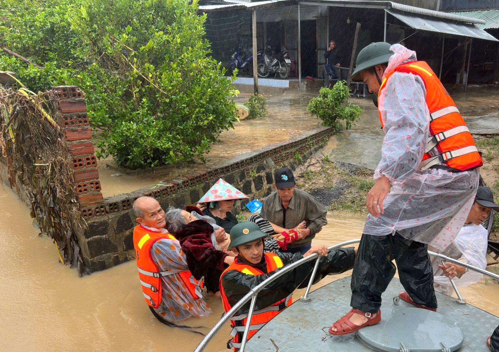 Dốc toàn tâm sức tập trung ứng phó và khắc phục hậu quả mưa lũ đặc biệt lớn- Ảnh 4.