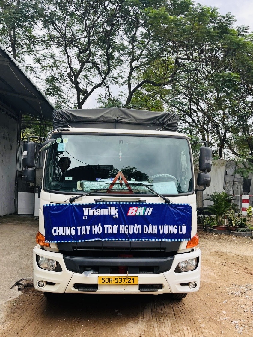 Vinamilk kịp thời hỗ trợ 48 tấn sản phẩm dinh dưỡng đến bà con vùng lũ miền Trung và Tây Nguyên- Ảnh 2.