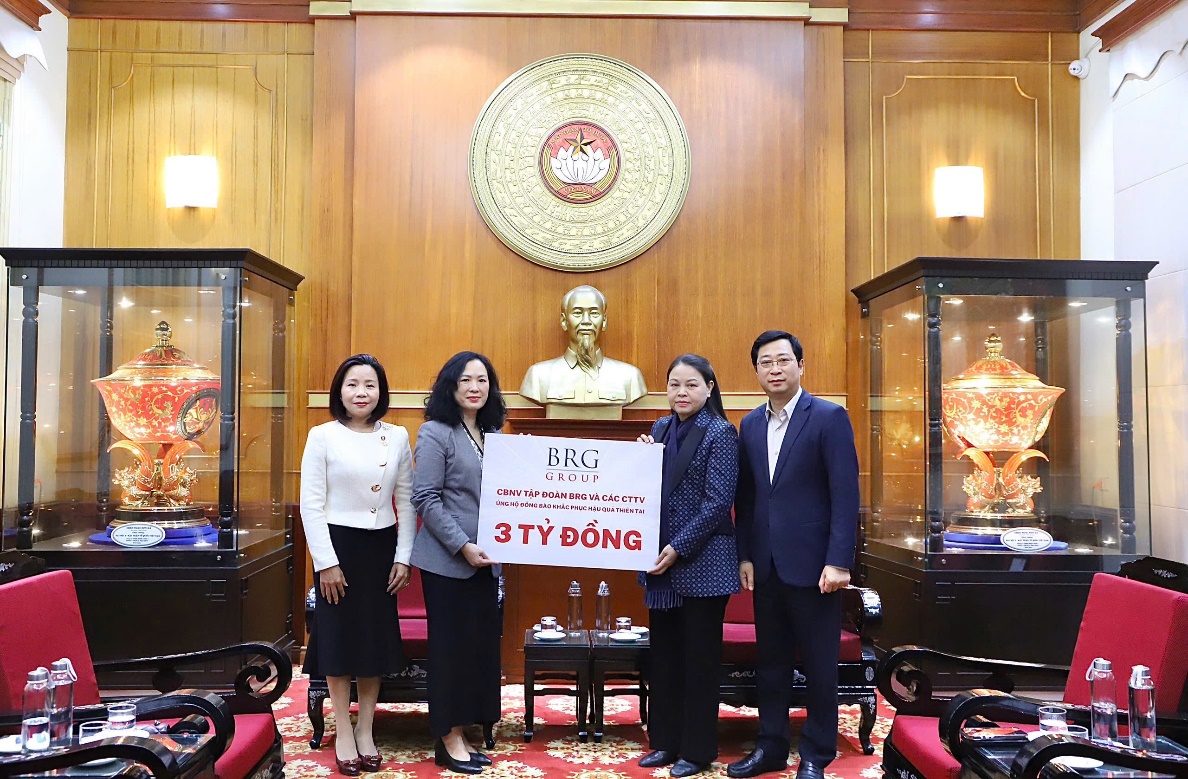 A group of people holding a sign  AI-generated content may be incorrect.